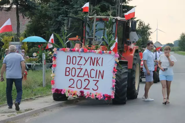 Podczas tegorocznych dożynek po raz pierwszy odbył się korowód. Dalsza część miała już miejsce tradycyjnie pod grzybkiem.