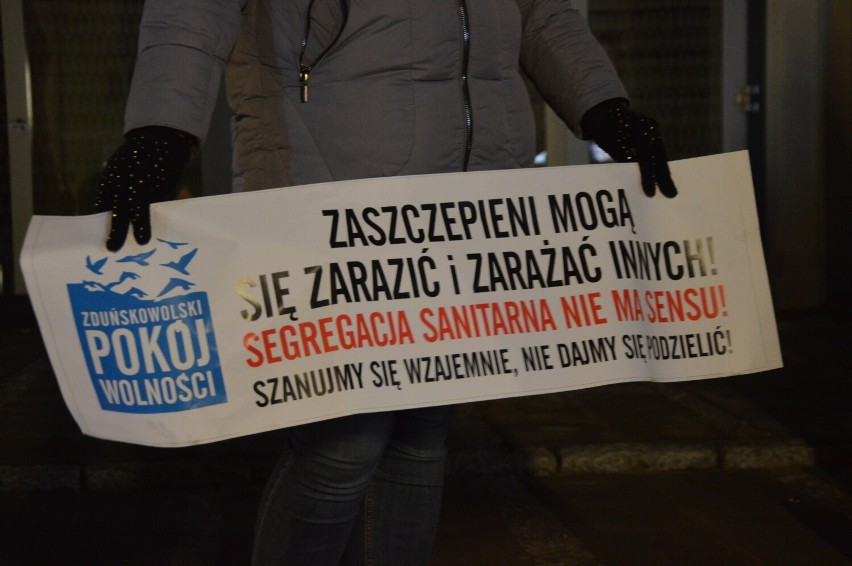 Protest mieszkańców Zduńskiej Woli w sprawie szczepień...