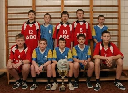 Drużyna piłki siatkowej chłopców ze Szkoły Podstawowej nr 3 w Kościerzynie.
Fot. Marcin Modrzejewski