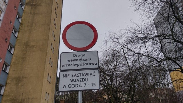 Mimo ustawionych znaków zakazu i informacyjnych kierowcy blokują dojazdy do bloków przy ul. Władysława IV w Zielonej Górze