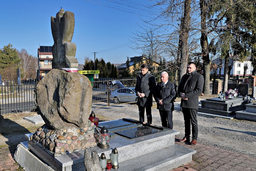 W Urzędowie uczczono pamięć o żołnierzach Armii Krajowej. Symboliczne znicze na pomniku złożył m.in Andrzej Rolla