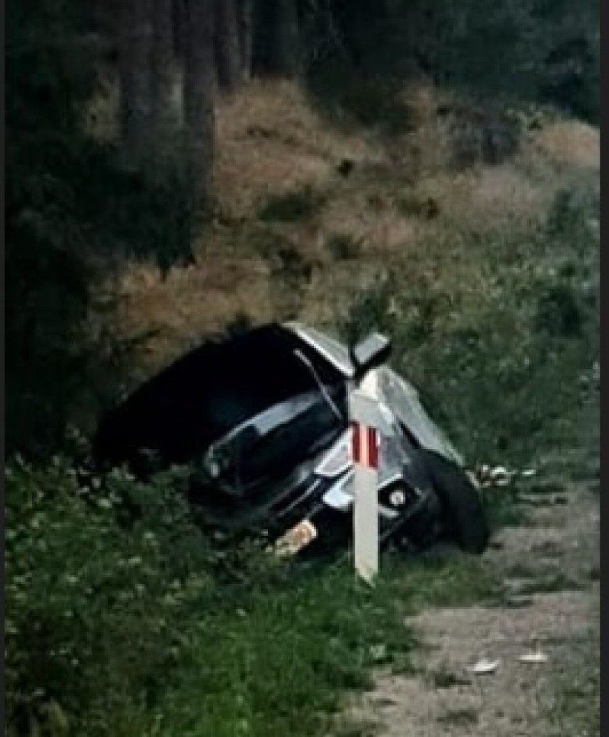Wypadek na trasie Korne - Lipusz 11.08.2022. Samochód w rowie. Okazało się, że rodzina jechała z dzieckiem do szpitala