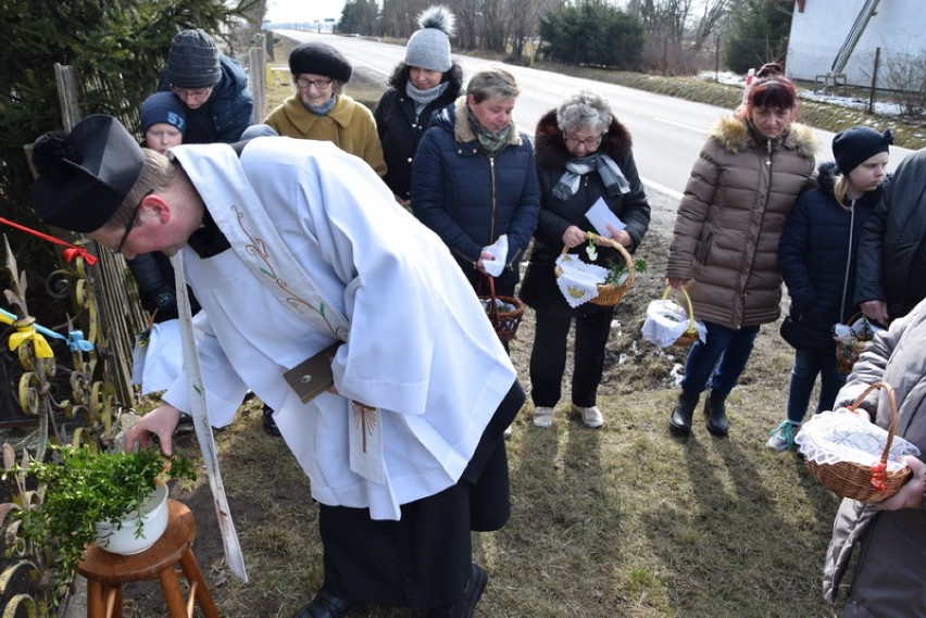 Nowosiółki, Dobojewo, Stołczno. Święcenie pokarmów przy kapliczkach