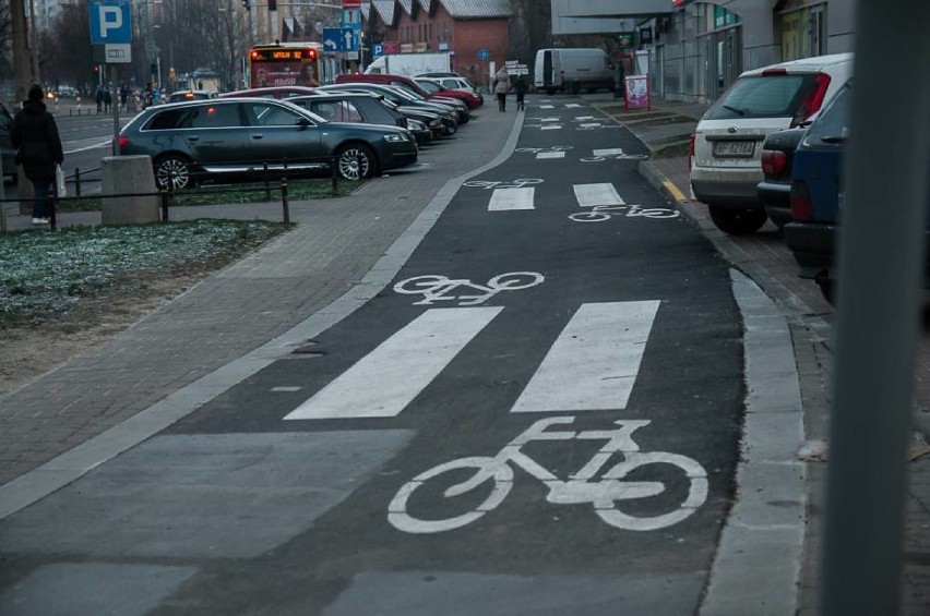 Ścieżka rowerowa przepleciona przejściami dla pieszych co...