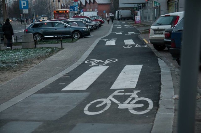 Ścieżka rowerowa przepleciona przejściami dla pieszych co kilka metrów to bezapelacyjnie hit drogowych absurdów Warszawy. Kto miał korzystać z przejść? Dlaczego stanęły tak blisko? Po co jest ich aż tyle? To tylko niektóre z pytań, na które być może nigdy nie uzyskamy odpowiedzi.