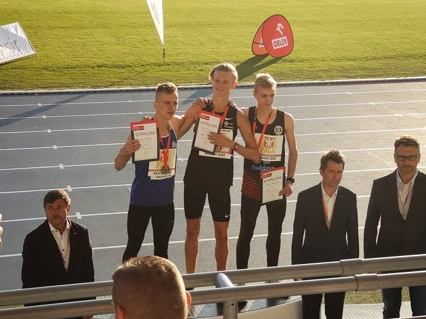 Miłosz Wesołowski (po prawej) był trzeci w biegu na 1500 m,...