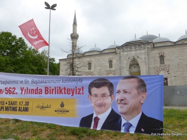 Faworytem jest Recep Tayyip Erdogan, szef partii umiarkowanie islamistycznej AKP, konserwatywnej Partii Sprawiedliwości i Rozwoju. Rządząca w Turcji partia od ponad 12 lat wygrywała przez ten czas wszystkie wybory. Fot.Isabella Degen