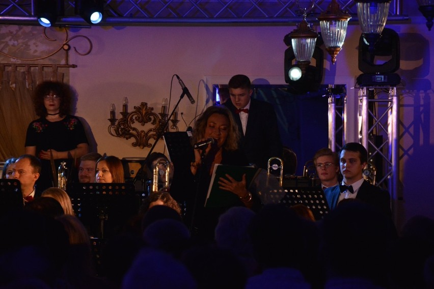 Wrzesińska Orkiestra Dęta zagrała w Pałacu na Opieszynie. Wieczór uświetnił występ Barbary Parzeczewski.