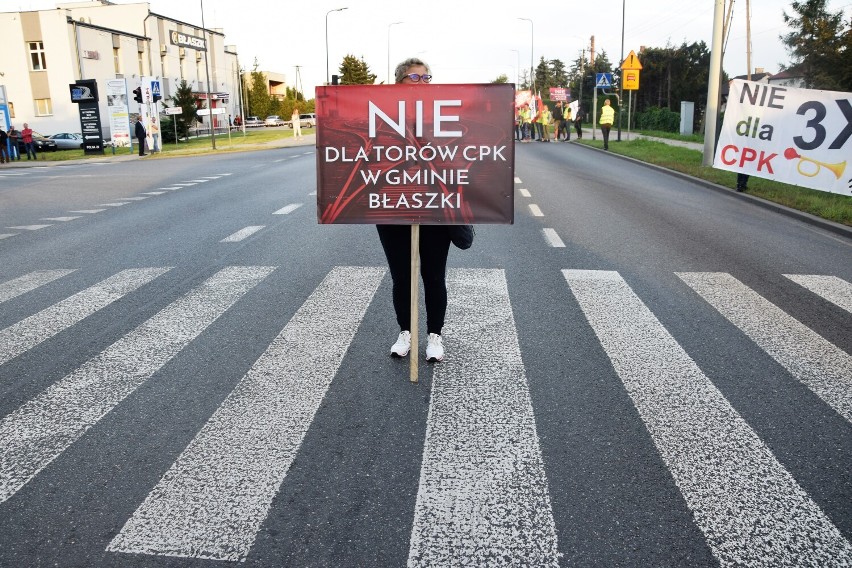 Protest w Błaszkach w sprawie Kolei Dużych Prędkości. Blokada drogi krajowej i konsultacji. Skąd tak ostry sprzeciw mieszkańców? ZDJĘCIA