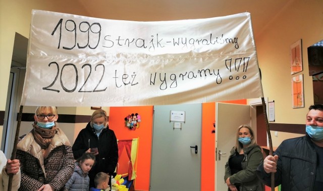 Rodzice uczniów Szkoły Podstawowej w Laskowej protestują przeciwko likwidacji placówki