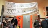 Ponad 200 mieszkańców Laskowej protestuje przeciw decyzji władz Zatora dotyczącej likwidacji szkoły podstawowej w ich miejscowości [ZDJĘCIA 