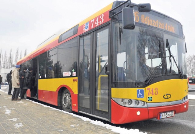 Osoby, które odwiedzają cmentarz muszą długo czekać na autobus. Liczą na zmiany w rozkładzie jazdy MPK