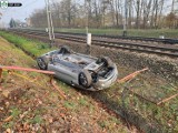 Wypadek sportowego BMW. Auto prawie wpadło na tory kolejowe! [ZDJĘCIA]