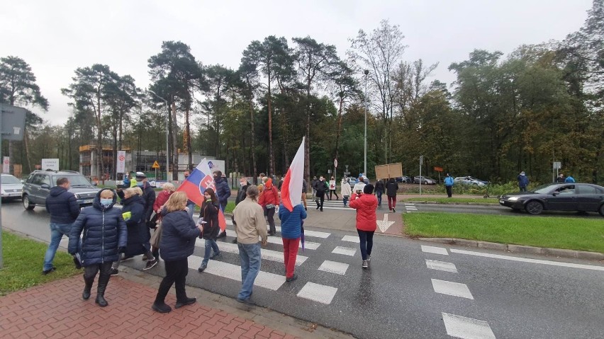 Stary Sącz. Mieszkańcy Doliny Popradu zablokowali rondo. Protestują przeciwko budowie obwodnicy tranzytowej pod ich domami [ZDJĘCIA]