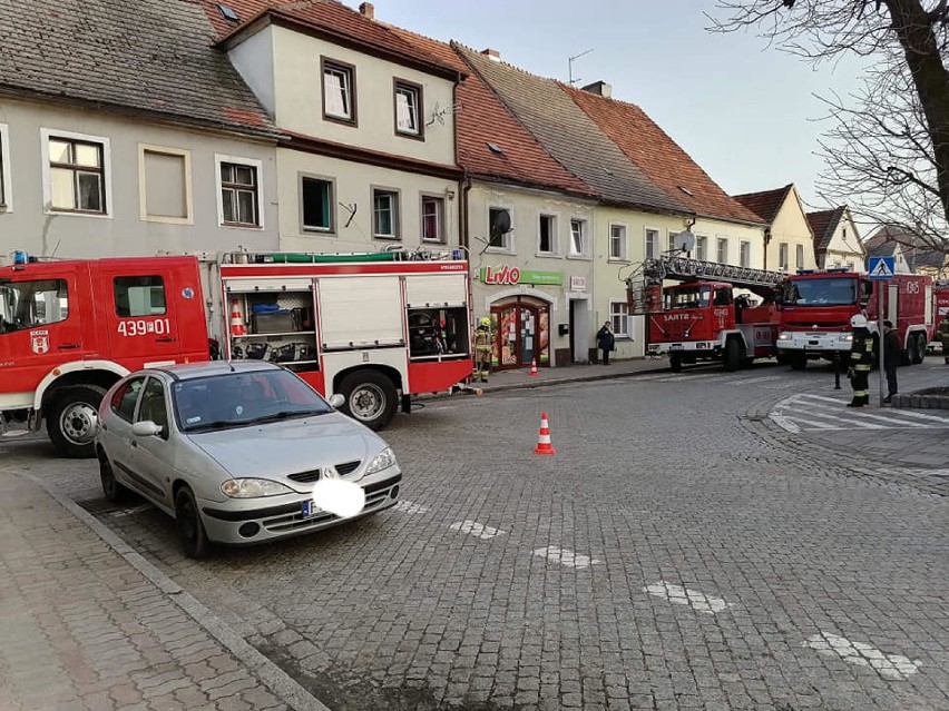 Akcja strażaków w centrum Sławy. Z zadymionej kamienicy ewakuowano mieszkańców