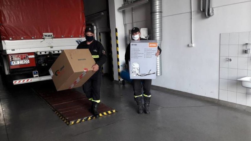 Strażacy otrzymali sprzęt do przeciwdziałania rozprzestrzenianiu się koronawirusa