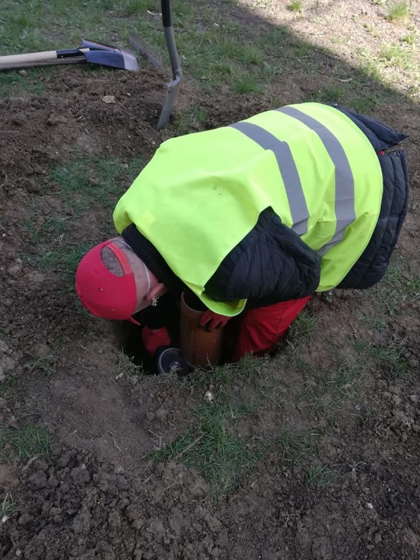 - Jeż wpadł do rury na głębokość około 1 metra i zakleszczył...