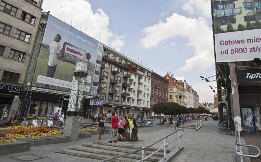 Deptak przy Świdnickiej jeszcze z ławkami