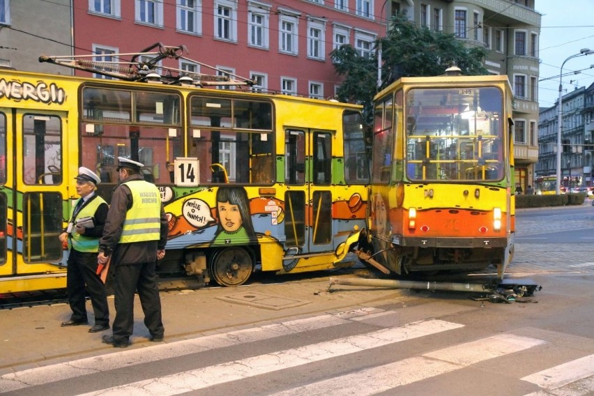 Wagon tramwaju stanął w poprzek ul. Pomorskiej (ZDJĘCIA, FILM)