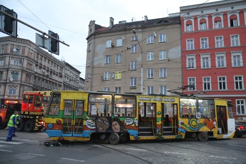 Wagon tramwaju stanął w poprzek ul. Pomorskiej (ZDJĘCIA, FILM)