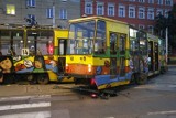 Wagon tramwaju stanął w poprzek ul. Pomorskiej (ZDJĘCIA, FILM)