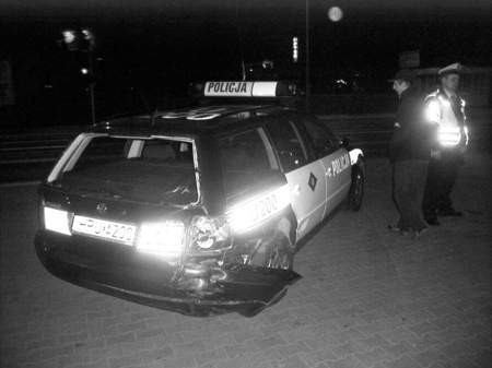 Tył policyjnego radiowozu został poważnie uszkodzony. Fot. A. Kurzyński