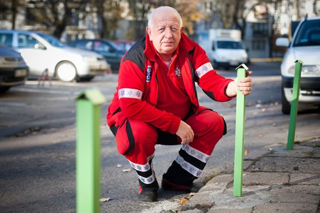 - Nie rozumiem, dlaczego spółdzielnia dostrzega tylko problemy niezmotoryzowanych lokatorów bloku - mówi pan Henryk. - Przecież jedni i drudzy mają takie same prawa.