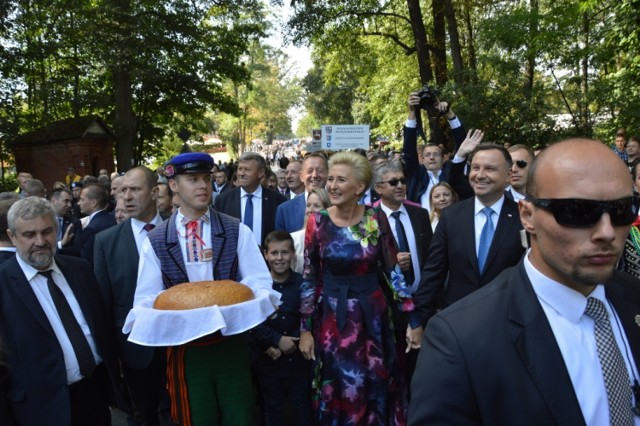 Prezydent Andrzej Duda z małżonką gościli na dożynkach w Spale