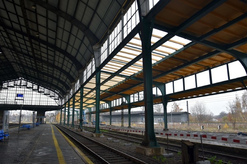 Remont dworca w Legnicy, peron 5 jest już zadaszany [ZDJĘCIA]