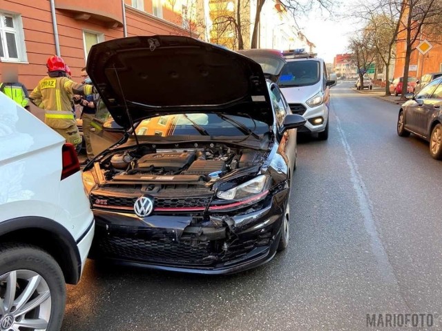 Dwa volkswageny zderzyły się na ul. 1 Maja w Opolu. Jeden z kierowców ranny