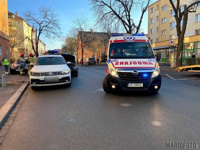 Dwa volkswageny zderzyły się na ul. 1 Maja w Opolu. Jeden z...