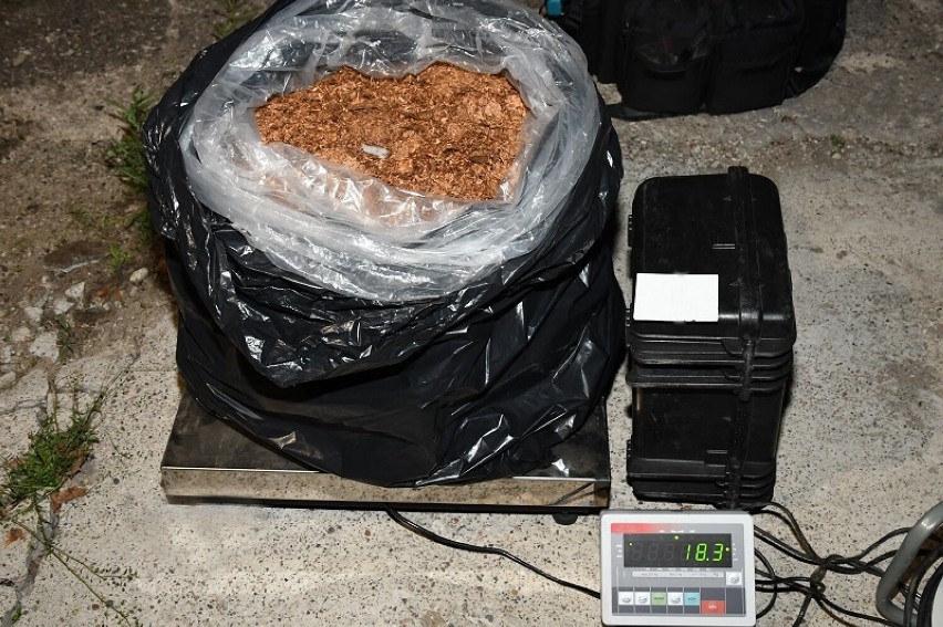 Policja zatrzymała pojazd z nielegalnym tytoniem. 100 kilogramów krajanki w bagażniku! [ZDJĘCIA]