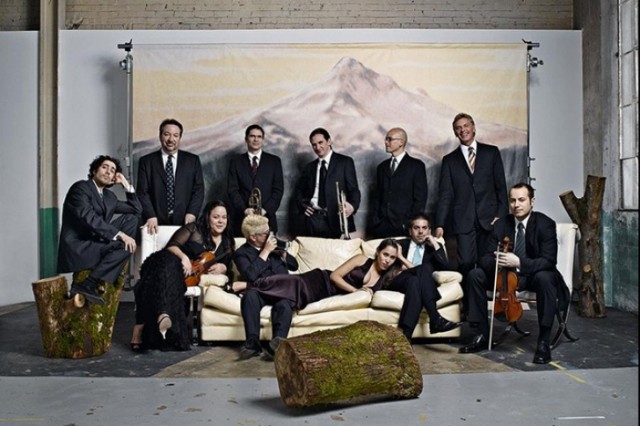 14-osobowa orkiestra - Pink Martini - zagra w Sali Kongresowej. ...