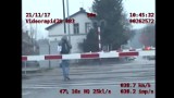 Zamknięty przejazd kolejowy nie powstrzymał tego pieszego [WIDEO]