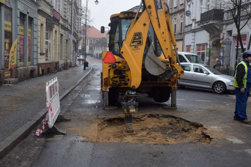 Awaria sieci wodociągowej na Warszawskiej w Gnieźnie - mamy komentarz miasta