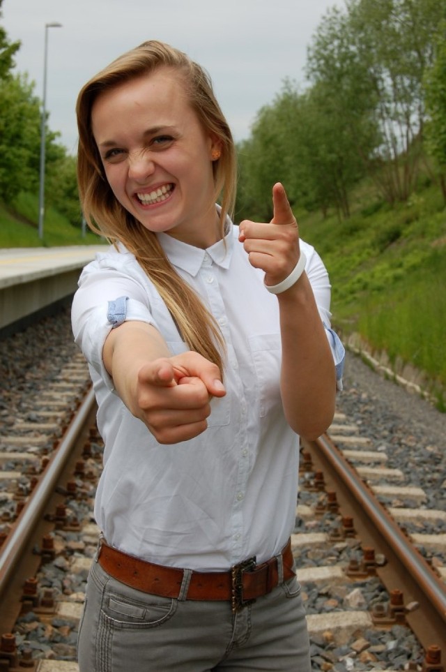 Uprawia  wszystkie dyscypliny,  jakie tylko może, na ogół z sukcesami, a przy tym świetnie się uczy i jest pełna pozytywnej energii - to właśnie Paulina Magulska z Somonina. 

Strzelectwo, biegi i inne konkurencje lekkoatletyczne, gimnastyka - to tylko niektóre z wielu sportów wżyciu osiemnastolatki. Najbardziej lubi jednak piłkę ręczną (właśnie została wicemistrzem powiatu, a ma na koncie już wiele złotych medali z koleżankami z gimnazjum i liceum) i futbol - gra w kobiecej drużynie GKS-u Żukowo, w której jest kapitanem i świetnym napastnikiem (jej bilans w tym sezonie do 7 goli w 8 meczach). 
-&nbsp;W piłkę nożną od zawsze grałam z tatą i bratem na podwórku, ale nie myślałam, że kiedyś mogę występować w klubie - wspomina Paulina. - Koleżanka powiedziała mi o drużynie dziewczyn, którą wtedy prowadził Gryf Goręczyno. Poszłam na trening, spodobało mi się i zaczęłam grać. Kiedy ten zespół się rozpadł, miałam chwilę przerwy, ale potem na szczęście powstała drużyna w Żukowie. 

Paulina przyznaje, że wciąż jest w ruchu i nie wyobraża sobie życia bez sportu. Tę pasję świetnie godzi jednak z nauką, bo od czwartej klasy szkoły podstawowej ma świadectwo z paskiem, ma też stypendium naukowe. Teraz uczęszcza do liceum ogólnokształcącego o profilu policyjnym w ZSZiO w Żukowie i jako trzecioklasistka myśli już o maturze.