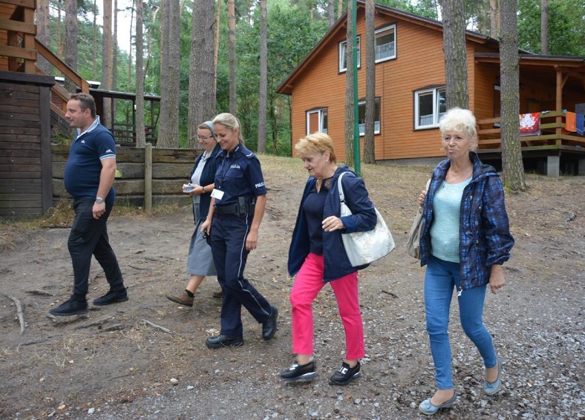 Policja przeprowadza kontrole kolonii oraz urządza spotkania...