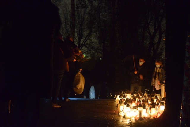 Rybniczanie licznie ruszyli na cmentarze. Na nekropolii przy ulicy Rudzkiej ruch był niemal jak we Wszystkich Świętych