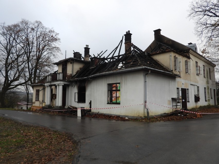 Podpalenie przyczyną pożaru zabytkowego dwór w Kobylanach. Sprawcy nie wykryto, śledztwo zakończyło się umorzeniem