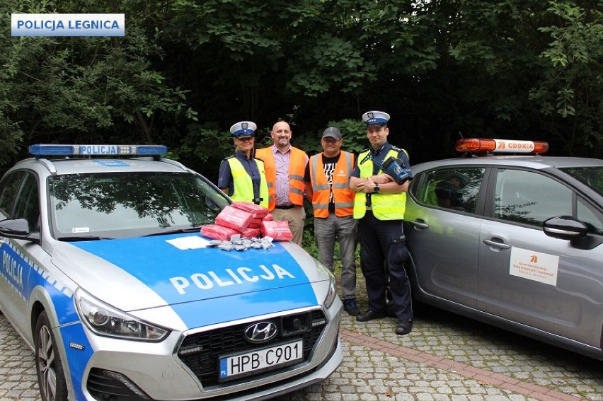 Akcja „Prędkość” policji w Legnicy. Dla przekraczających prędkość mandaty, a dla jadących zgodnie z przepisami nagrody! 