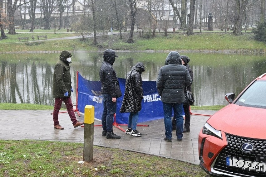 Ciało mężczyzny w stawie w Parku Miejskim w Kielcach. Kim jest ofiara? [ZDJĘCIA] 