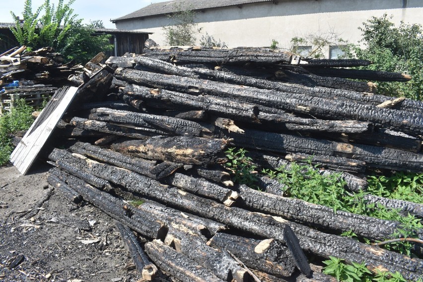 Pozostałości po stodole w Osiecznicy, którą strawił ogień.