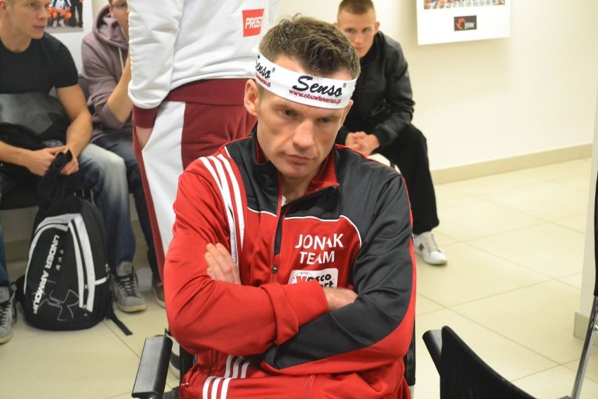 Damian Jonak i inni. Ważenie zawodników przed Wojak Boxing...