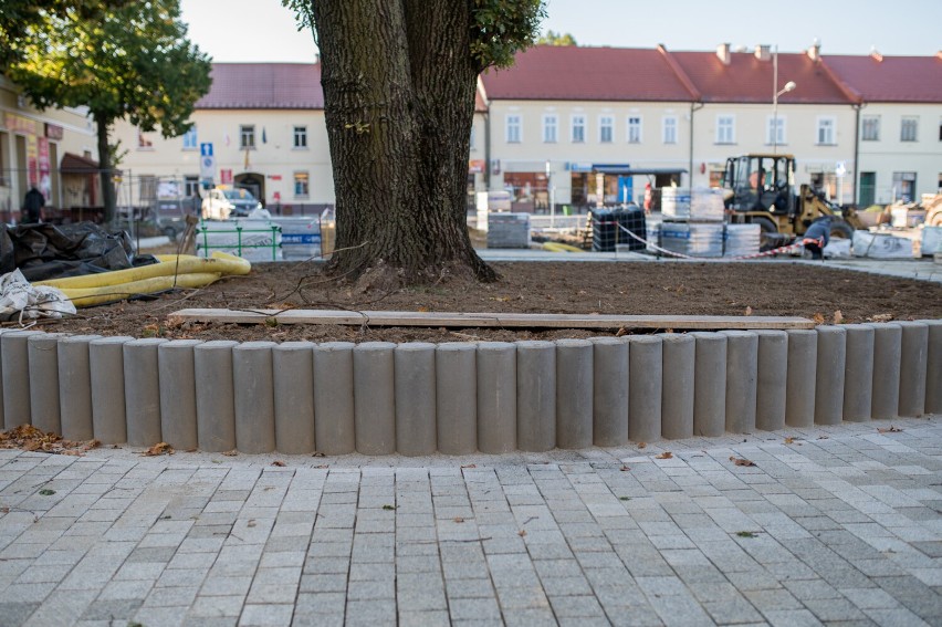 Trwa przebudowa Rynku w Wojniczu. Na placu układane są granitowe płyty i kostka, a odkryta niedawno studnia została już zasypana