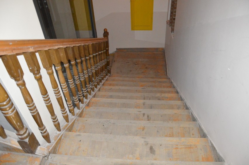 Część schodów jest też obita drewnem