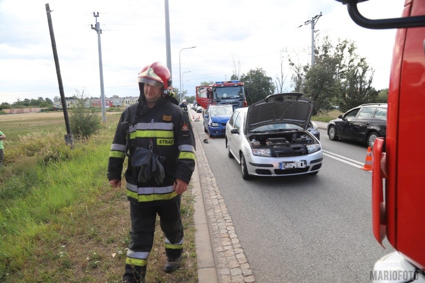 Na ulicy Wrocławskiej w Opolu zderzyły się trzy samochody. Dwie osoby trafiły do szpitala