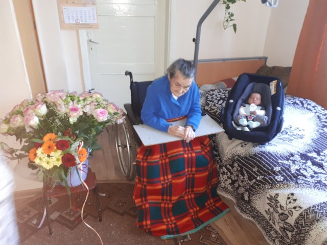 Na zdjęciu Helena Król (101 lat) i jej prapraprawnuczka Kornelia Harazińska, urodzona 30 maja 2019..