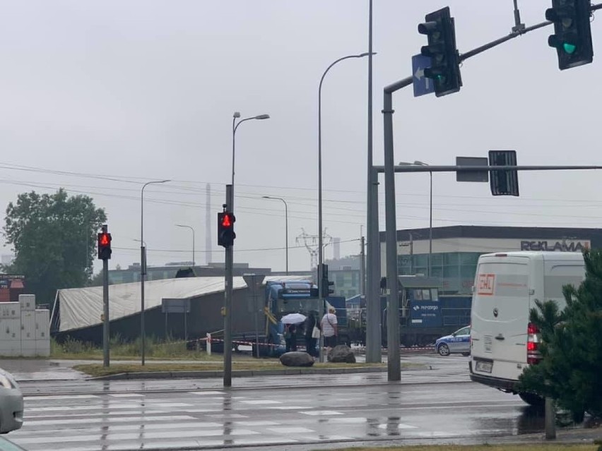 Łomża. Wypadek na przejeździe kolejowym. Lokomotywa uderzyła w ciężarówkę. Zablokowana ulica Poznańska 