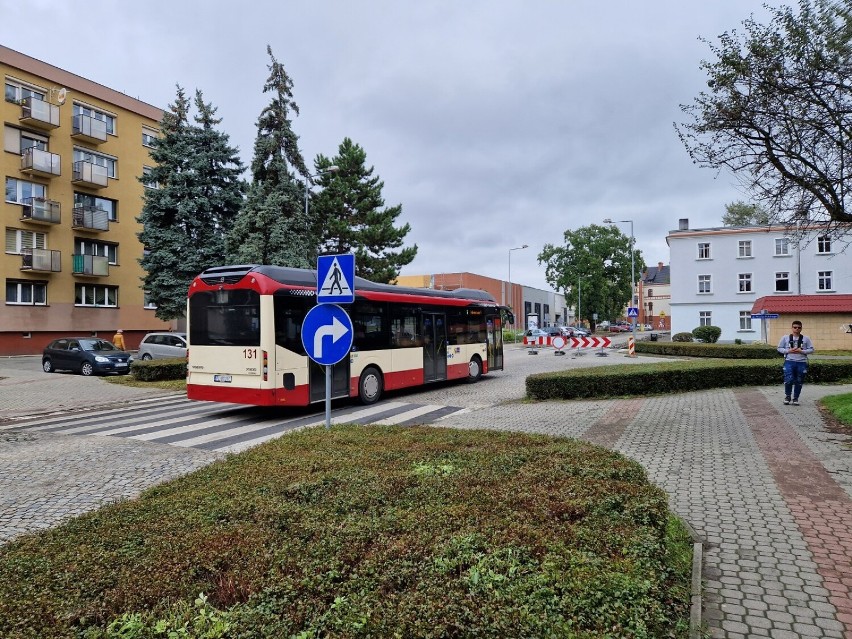 Znika bruk z części ulicy Dąbrowskiego w centrum miasta....