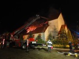 Pożar kościoła w Mojuszu - ogień trawi dach świątyni [ZDJĘCIA]